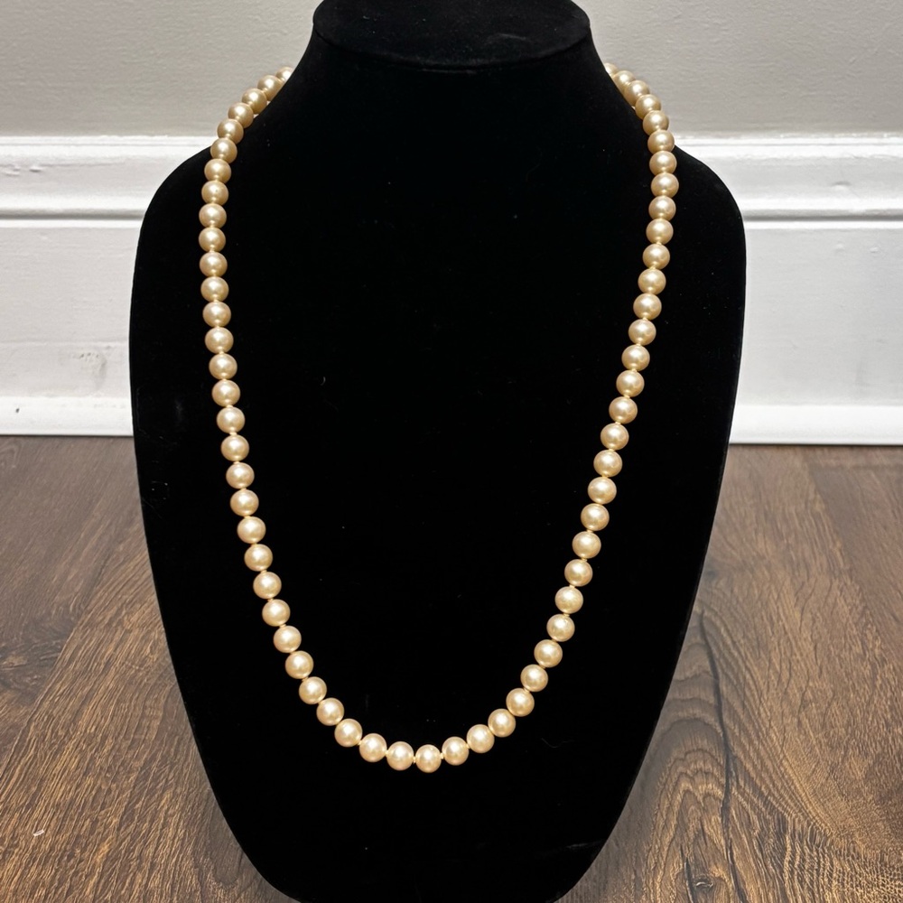 Crown Trifari Elegant Cream Pearl Necklace
